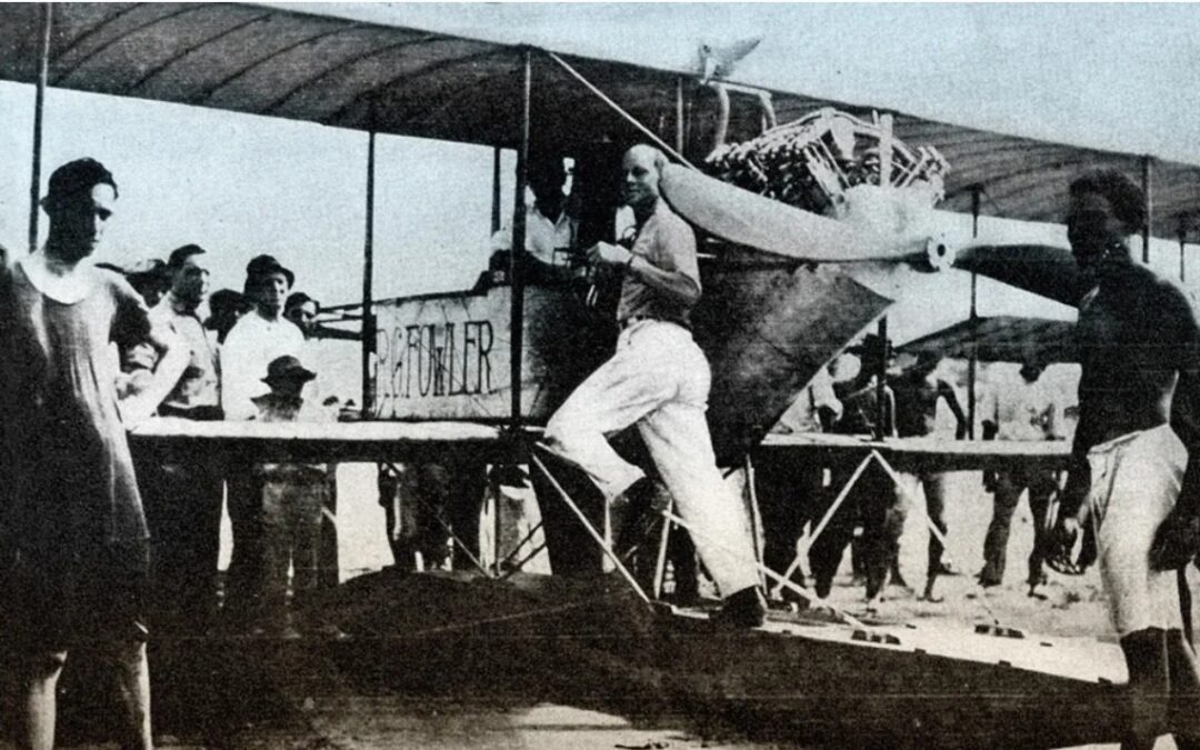 Robert Fowler y su avión en 1913 cuando realizó el primer vuelo transcontinental en Panamá
